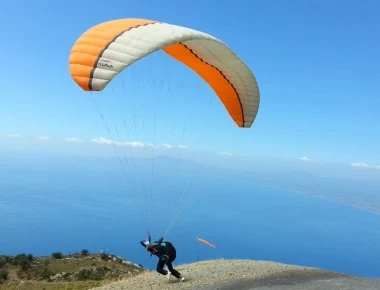 Εντυπωσιακή πτήση για τη Μακεδονία: Άνδρας πήδηξε με «παρά πέντε» από τον Πύργο Αθηνών στη Βασ. Σοφίας!